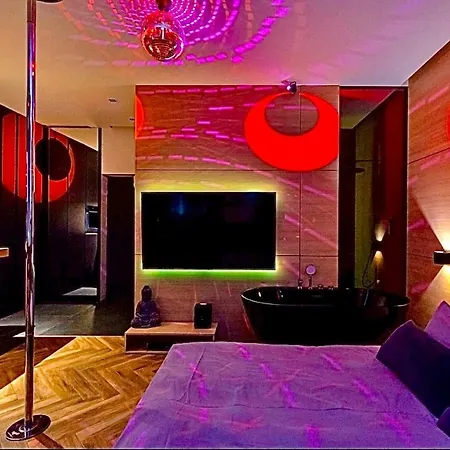 Lupoapartments Z Klimatyzacją Do Wyboru Z Jacuzzi Pole Dance Parking Dostęp Na Kod