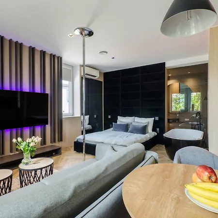 Lupoapartments Z Klimatyzacja Do Wyboru Z Jacuzzi Pole Dance Parking Dostep Na Kod Apartment