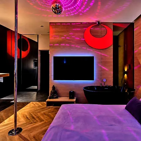 Appartamento Lupoapartments Z Klimatyzacja Do Wyboru Z Jacuzzi Pole Dance Parking Dostep Na Kod Łódź